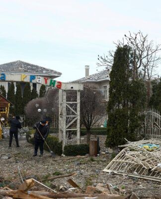 Ataque russo com 50 mísseis e quase 300 drones mata um e provoca blecautes na Ucrânia