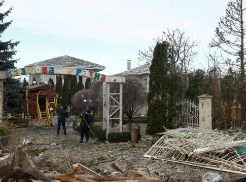 Ataque russo com 50 mísseis e quase 300 drones mata um e provoca blecautes na Ucrânia