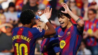 Marc Bernal, do Barcelona, comemora o primeiro gol da equipe com Lamine Yamal