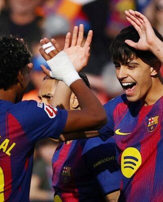 Marc Bernal, do Barcelona, comemora o primeiro gol da equipe com Lamine Yamal