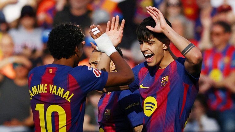 Marc Bernal, do Barcelona, comemora o primeiro gol da equipe com Lamine Yamal