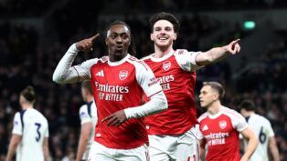 Eberechi Eze, do Arsenal, comemora após marcar o terceiro gol da equipe ao lado de Declan Rice