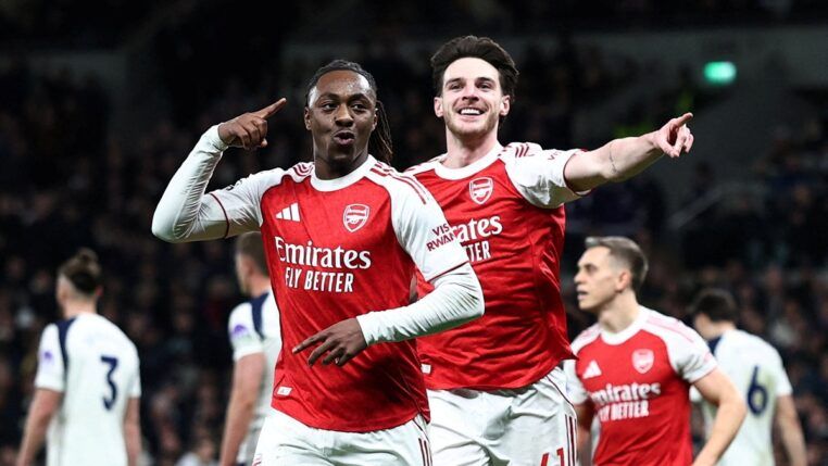 Eberechi Eze, do Arsenal, comemora após marcar o terceiro gol da equipe ao lado de Declan Rice