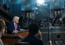 O presidente dos Estados Unidos, Donald Trump, faz o primeiro discurso do Estado da União de seu segundo mandato em sessão conjunta do Congresso