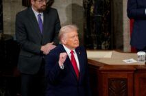 O presidente dos Estados Unidos, Donald Trump, gesticula no dia em que faz o discurso sobre o Estado da União na Câmara da Câmara dos Representantes, no United States Capitol, em Washington, D.C., Estados Unidos, em 24 de fevereiro de 2026.