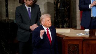 O presidente dos Estados Unidos, Donald Trump, gesticula no dia em que faz o discurso sobre o Estado da União na Câmara da Câmara dos Representantes, no United States Capitol, em Washington, D.C., Estados Unidos, em 24 de fevereiro de 2026.