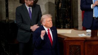 O presidente dos Estados Unidos, Donald Trump, gesticula no dia em que faz o discurso sobre o Estado da União na Câmara da Câmara dos Representantes, no United States Capitol, em Washington, D.C., Estados Unidos, em 24 de fevereiro de 2026.