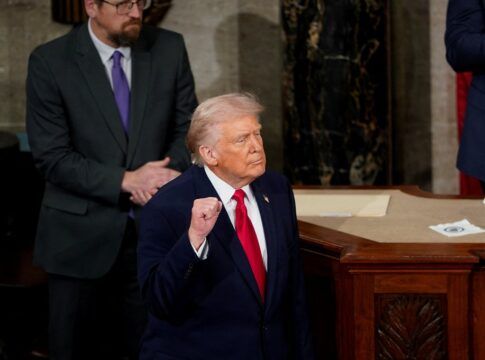 O presidente dos Estados Unidos, Donald Trump, gesticula no dia em que faz o discurso sobre o Estado da União na Câmara da Câmara dos Representantes, no United States Capitol, em Washington, D.C., Estados Unidos, em 24 de fevereiro de 2026.