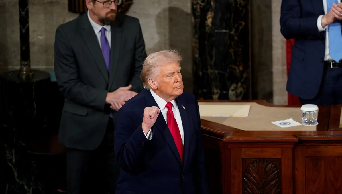 O presidente dos Estados Unidos, Donald Trump, gesticula no dia em que faz o discurso sobre o Estado da União na Câmara da Câmara dos Representantes, no United States Capitol, em Washington, D.C., Estados Unidos, em 24 de fevereiro de 2026.