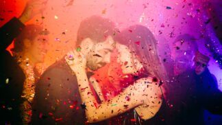 Casal celebrando no clube com confetes