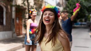 Retrato de pessoa se divertindo no carnaval