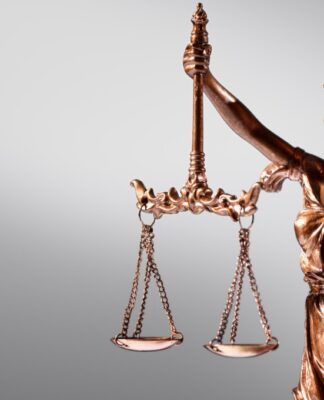 Vida morta com a balança da justiça
