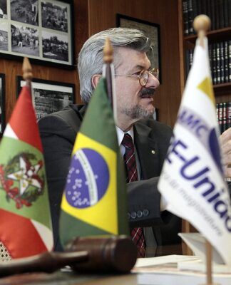 Marco Buzzi concede entrevista em sua sala no STJ