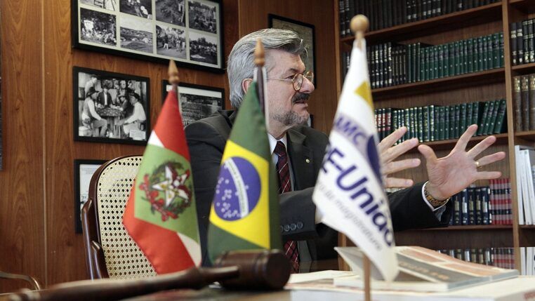 Marco Buzzi concede entrevista em sua sala no STJ