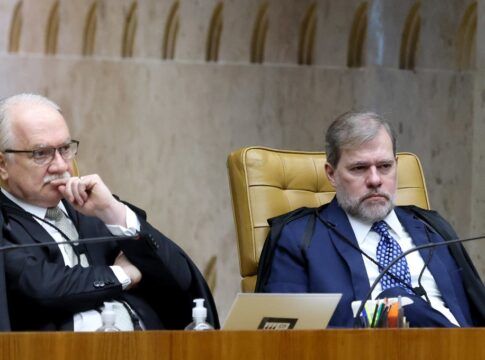 Ministros Edson Fachin e Dias Toffoli em sessão plenária do STF