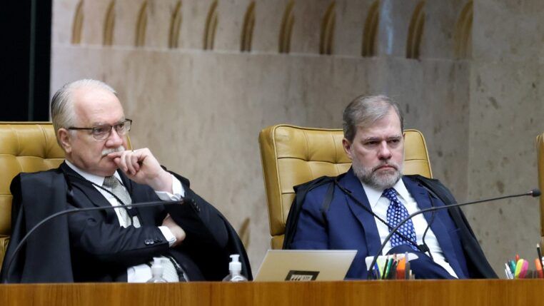 Ministros Edson Fachin e Dias Toffoli em sessão plenária do STF