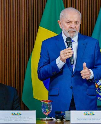 Ao lado de Geraldo Alckmin, o presidente Lula discursa em reunião ministerial