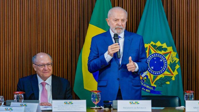 Ao lado de Geraldo Alckmin, o presidente Lula discursa em reunião ministerial