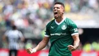 Paulinho celebra gol do Palmeiras