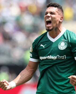 Paulinho celebra gol do Palmeiras