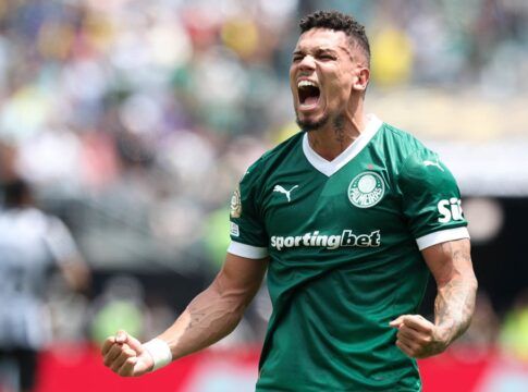 Paulinho celebra gol do Palmeiras