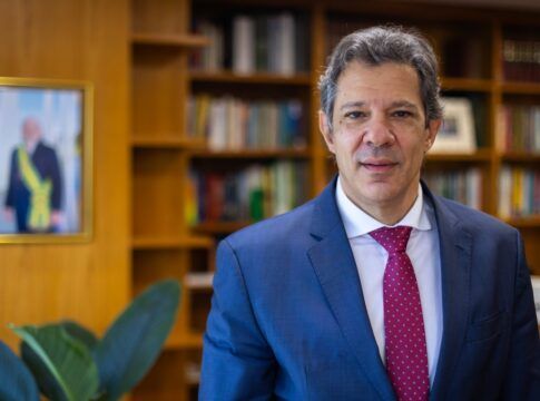 Fernando Haddad posa em sua sala no Ministério da Fazenda