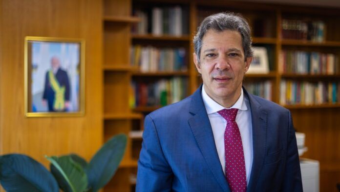 Fernando Haddad posa em sua sala no Ministério da Fazenda