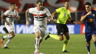 Luciano parte com a bola dominada em jogo contra o Bragantino