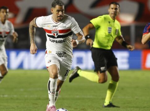 Luciano parte com a bola dominada em jogo contra o Bragantino