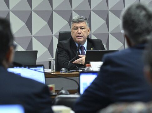 Carlos Viana à frente da CPMI do INSS, sentado na cadeira da presidência da comissão