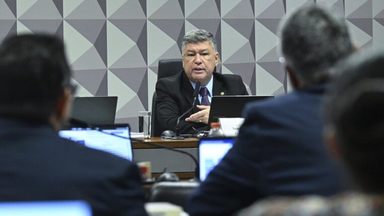 Carlos Viana à frente da CPMI do INSS, sentado na cadeira da presidência da comissão