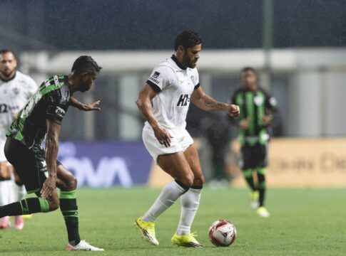 Hulk com a bola em jogo do Atlético contra o América