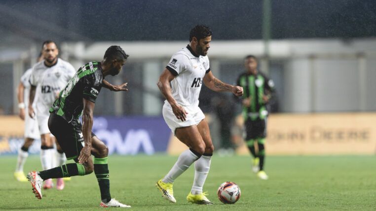 Hulk com a bola em jogo do Atlético contra o América