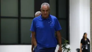 O técnico Tite com camisa azul do Cruzeiro em chegada ao Engenhão