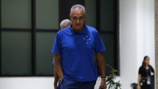 O técnico Tite com camisa azul do Cruzeiro em chegada ao Engenhão