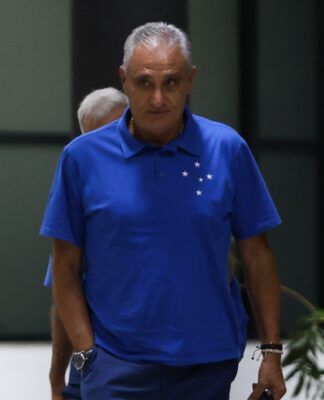 O técnico Tite com camisa azul do Cruzeiro em chegada ao Engenhão