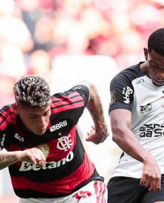 Disputa de bola entre jogador do Flamengo e do Corinthians na Supercopa deste ano
