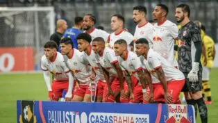 Time do Bragantino posa antes do jogo contra o São Bernardo