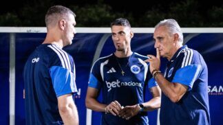 Tite e sua comissão técnica em jogo do Cruzeiro em Betin