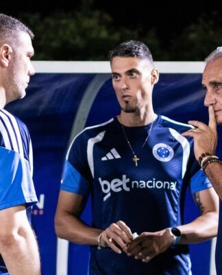 Tite e sua comissão técnica em jogo do Cruzeiro em Betin