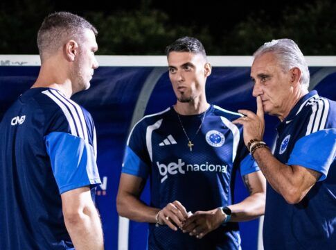 Tite e sua comissão técnica em jogo do Cruzeiro em Betin