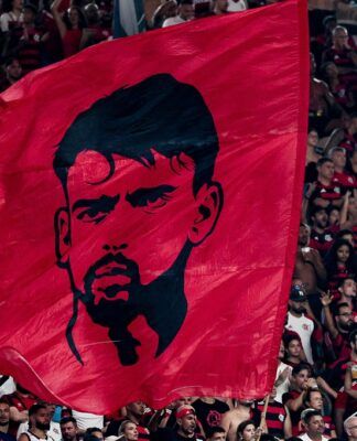 Bandeira de Paquetá na torcida do Flamengo no jogo contra o Inter