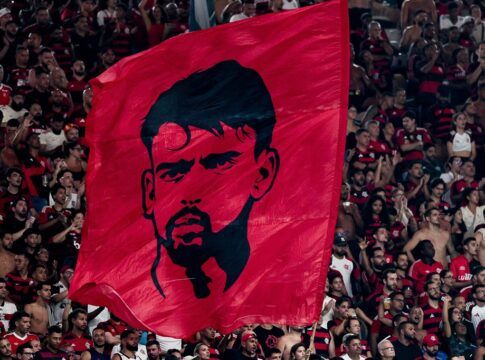 Bandeira de Paquetá na torcida do Flamengo no jogo contra o Inter