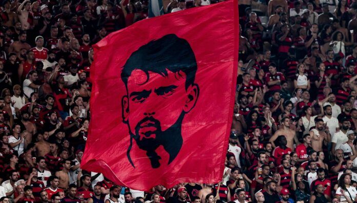 Bandeira de Paquetá na torcida do Flamengo no jogo contra o Inter