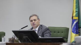 O ministro André Mendonça fala ao microfone durante sessão do STF