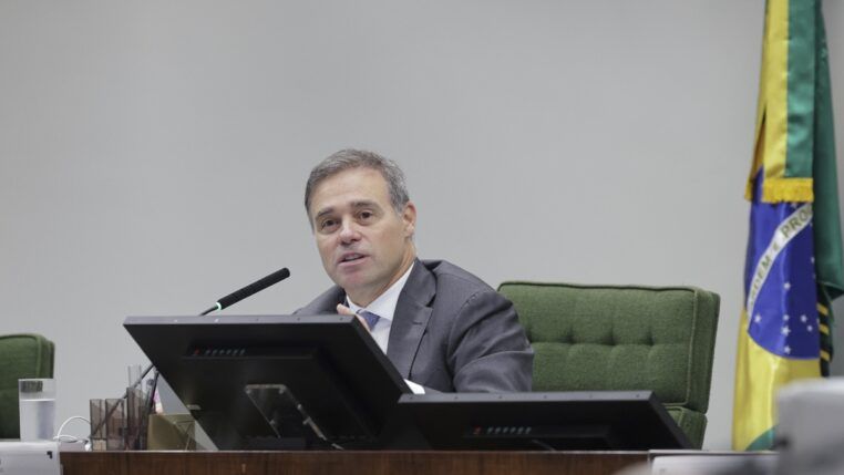 O ministro André Mendonça fala ao microfone durante sessão do STF