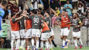 JOgadores fo Fluminense celebram gol contra o Botafogo