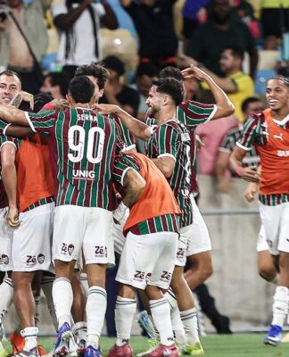JOgadores fo Fluminense celebram gol contra o Botafogo