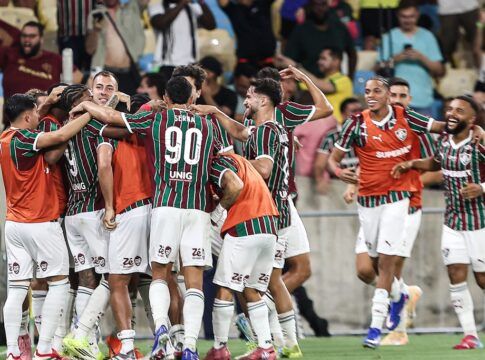 JOgadores fo Fluminense celebram gol contra o Botafogo
