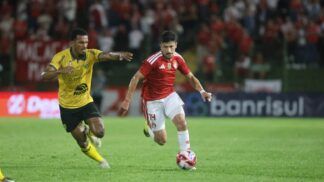 Lance do primeiro jogo entre Ypiranga e Internacional, com o arranque de um colorado acompanhado de perto por adversário